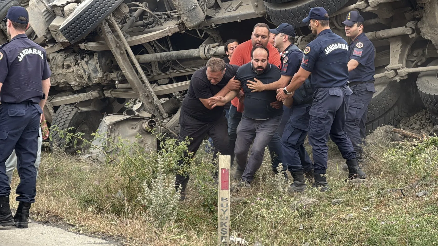 Samsun'da hafriyat kamyonu yokuş aşağı devrildi 1 ölü