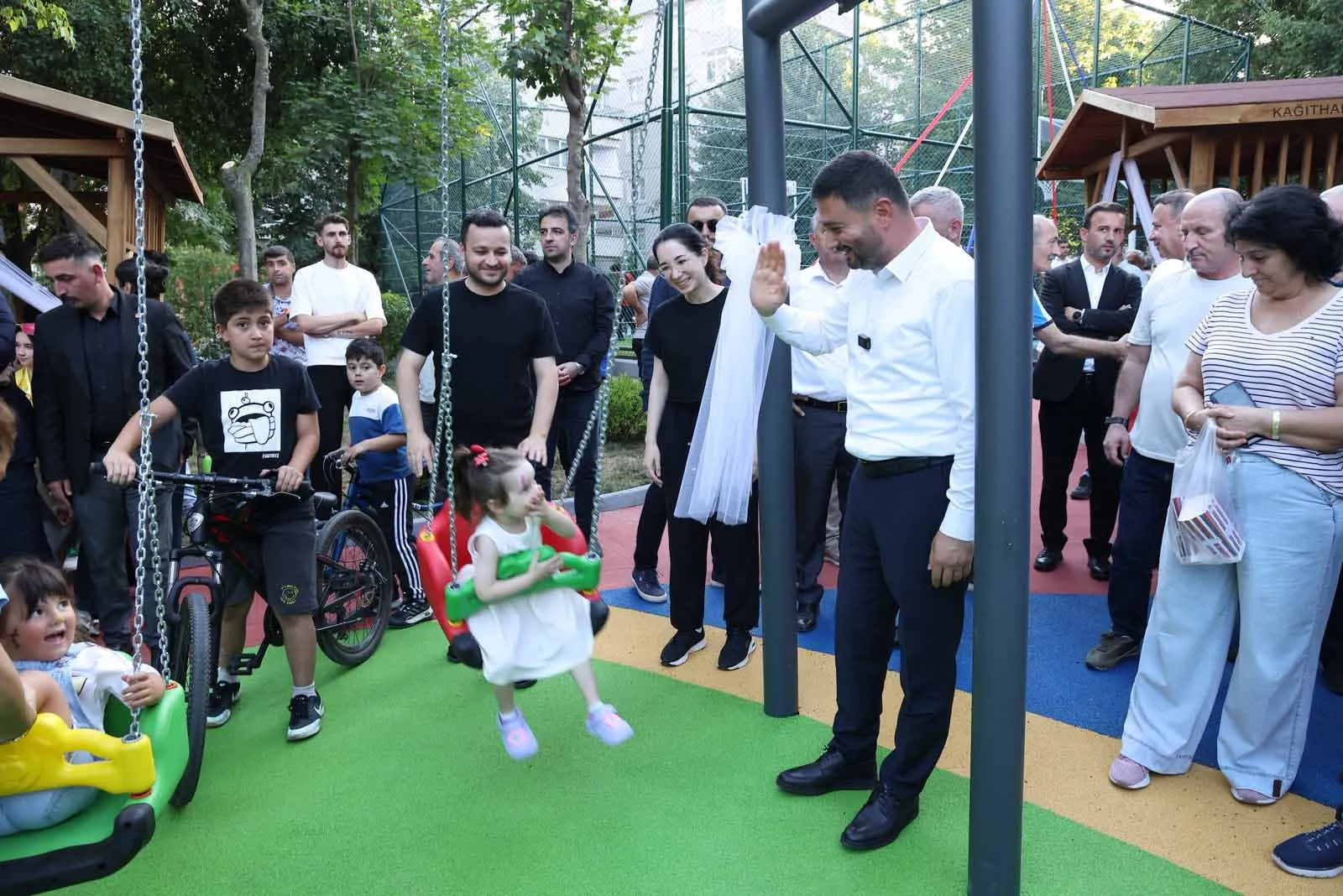 Kağıthane'de yenilenen Muammer Aksoy Parkı kapılarını açtı