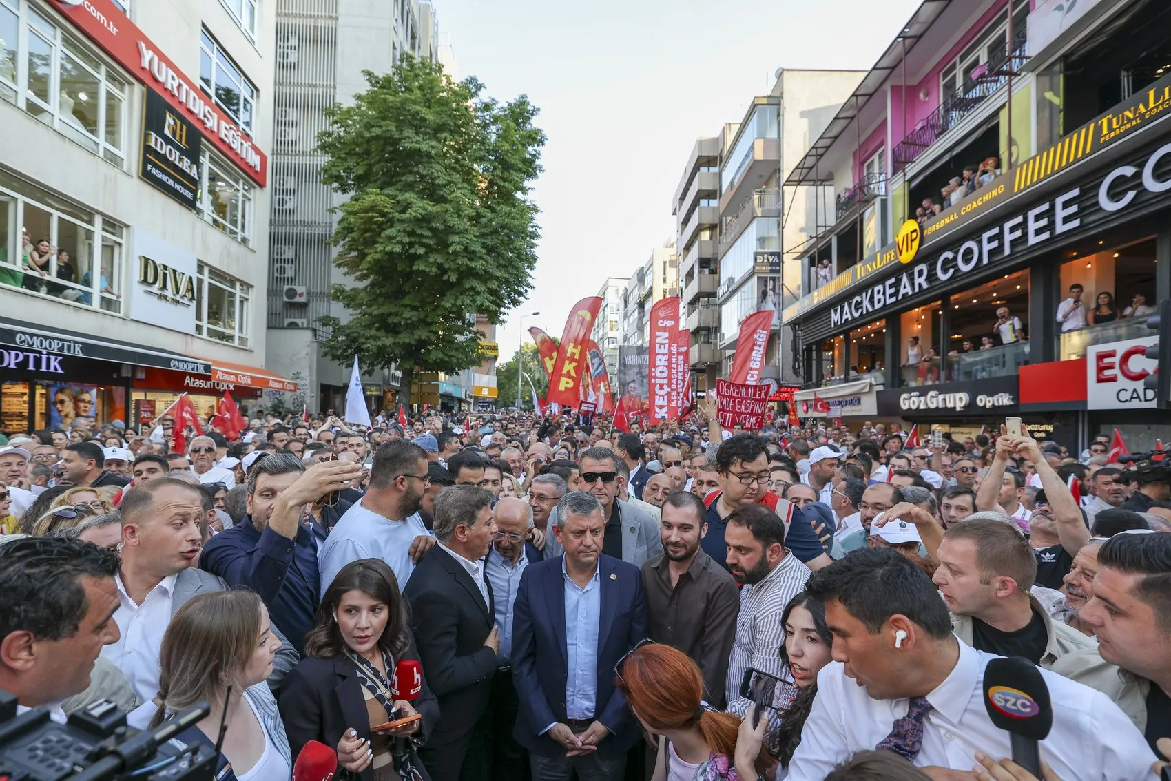 Özgür Özelden çocukların siyasete alet edilmesine sert tepki