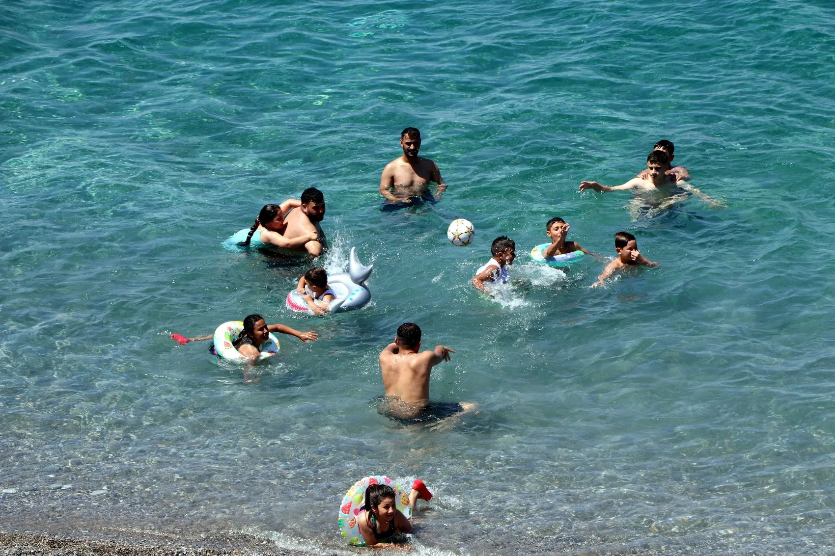Van Gölü kıyısında serinlemek isteyenlerin yeni adresi Mollakasım