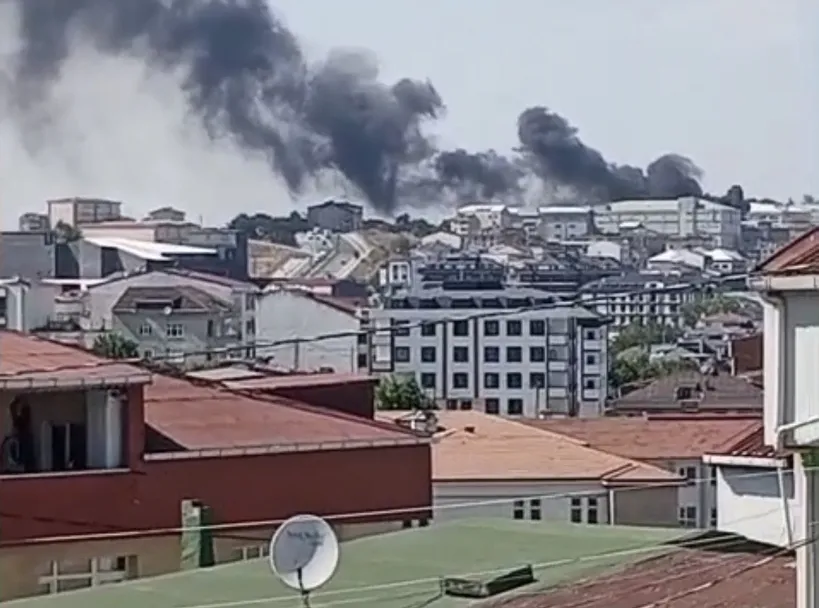 Arnavutköy'de evlerin dibinde korkutan yangın