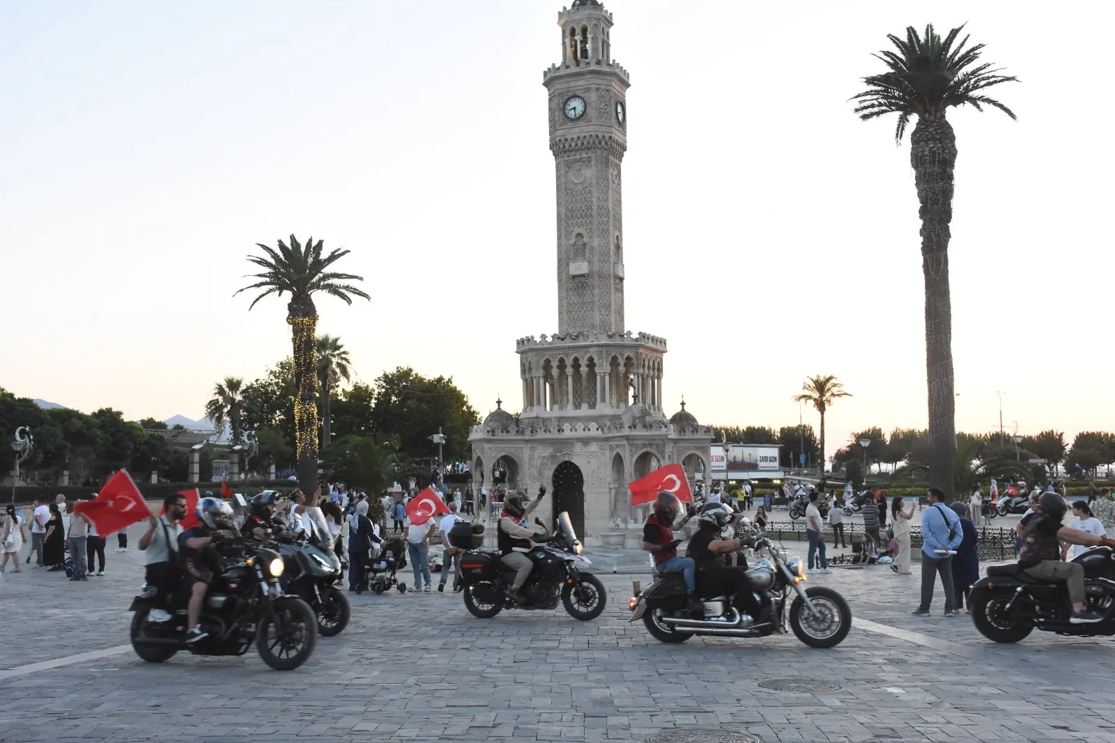 İzmirli motosikletliler 15 Temmuz için konvoy oluşturdu