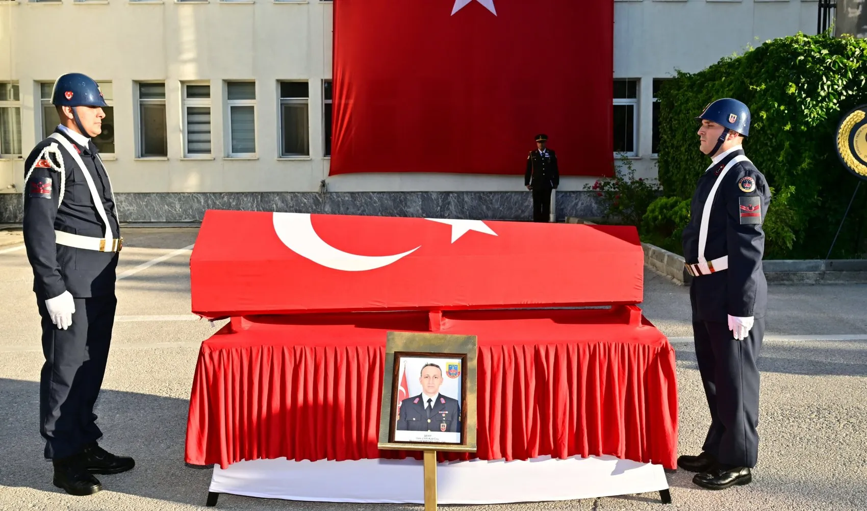 Eskişehir şehidini dualarla son yolculuğuna uğurluyor