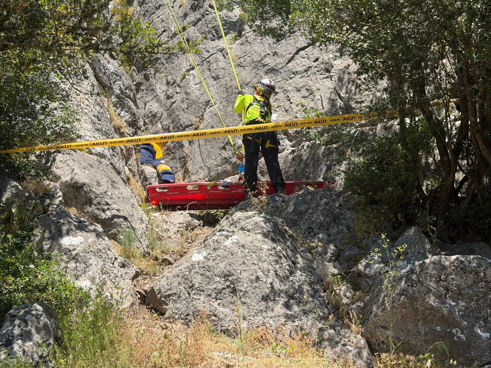 Bursa'da ekipler sarp kayalıklarda nefes kesen kurtarma operasyonu yaptı