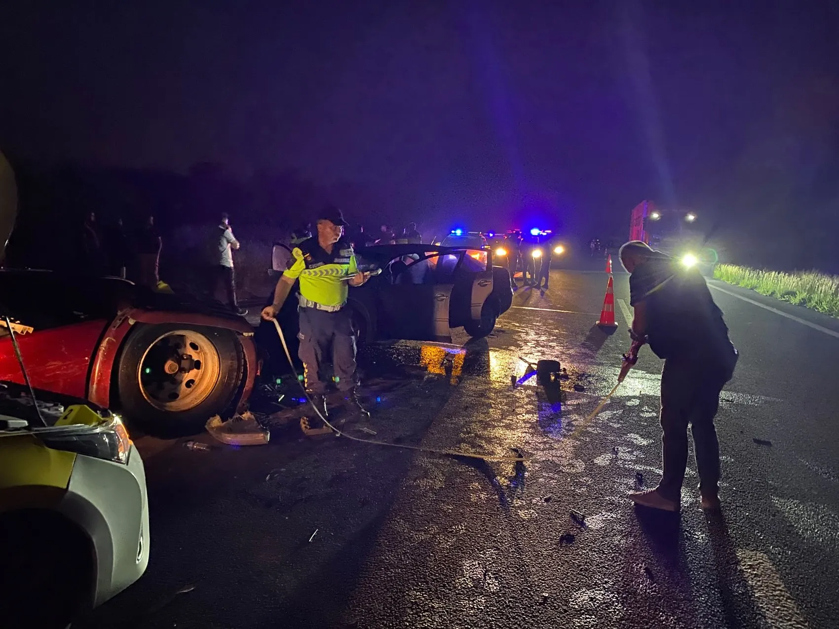 Adana'da otoyol faciası Emniyet şeridindeki TIR'a çarpan araçta iki kişi öldü