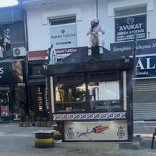 Kütahya’da belediye büfeleri kaldırınca esnaf kendini zincire vurdu