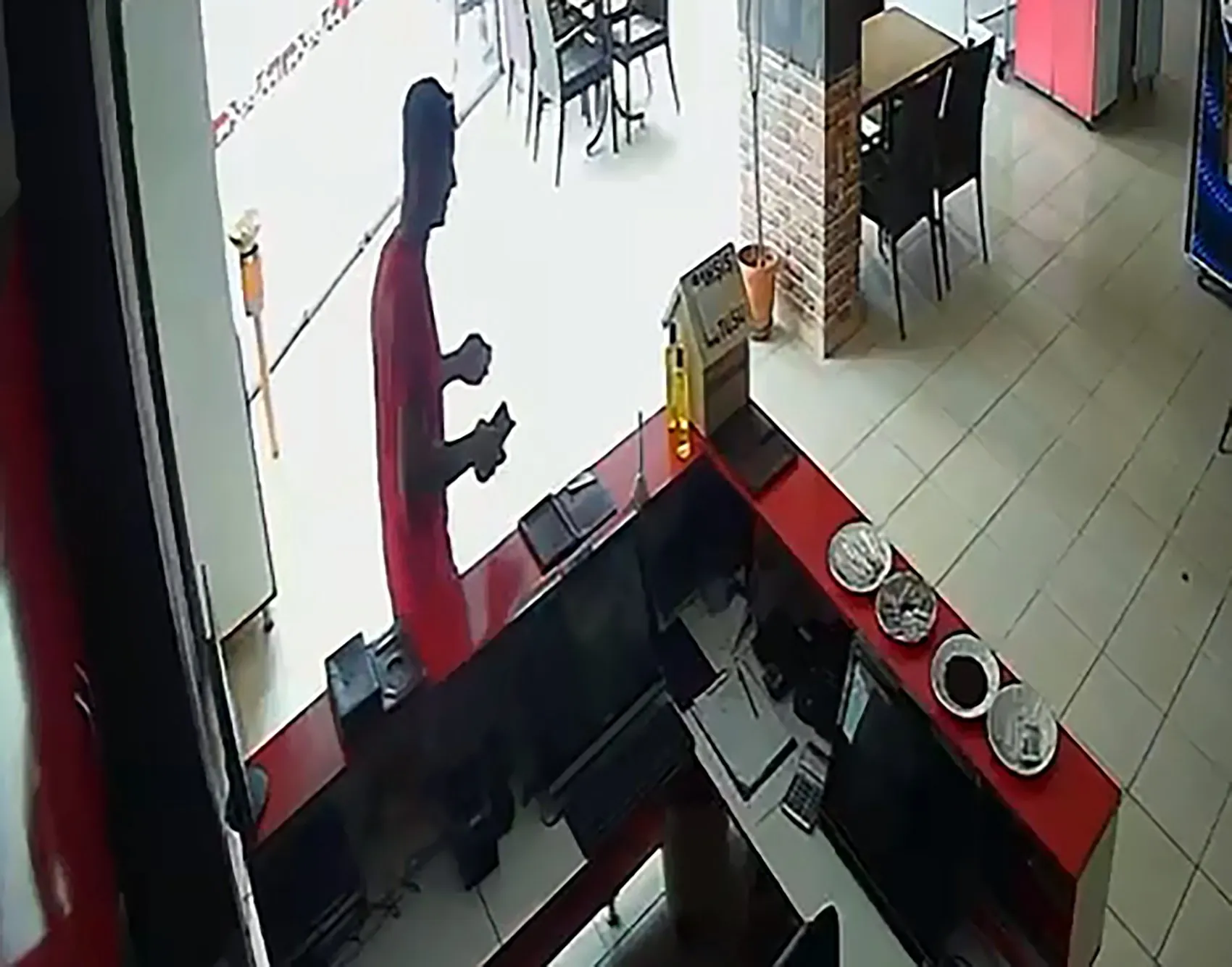 Adana'da tuvalet bahanesiyle girdiği yerlerden hırsızlık yapan kişi yakalandı