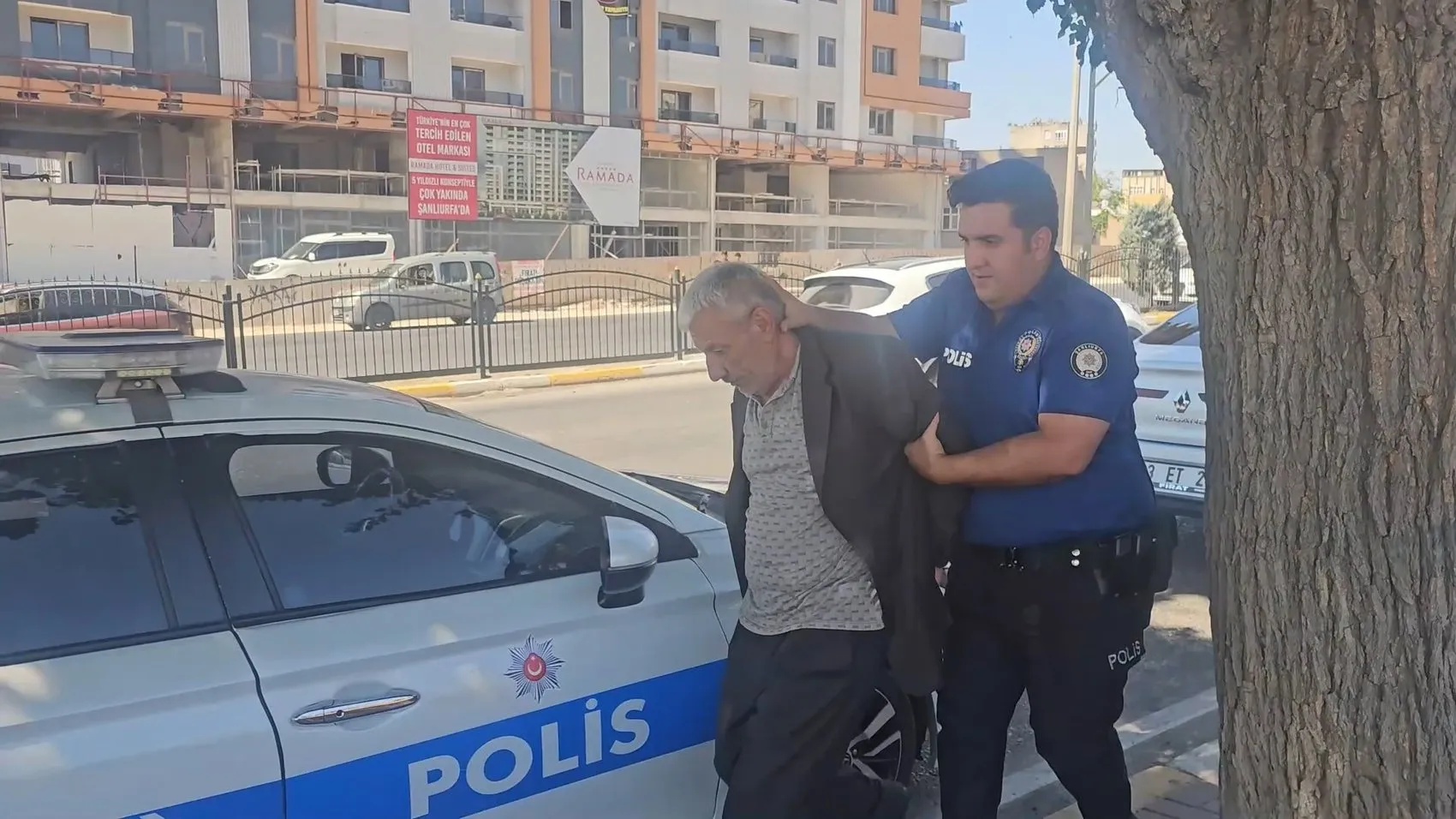 Uzaklaştırma kararına rağmen eşini durakta katletti