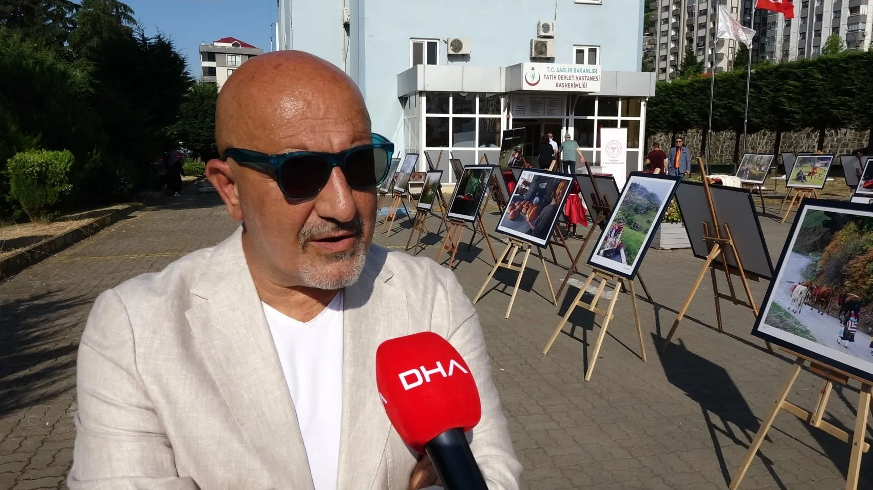 Doğduğu hastaneye 70 eserini hediye etti