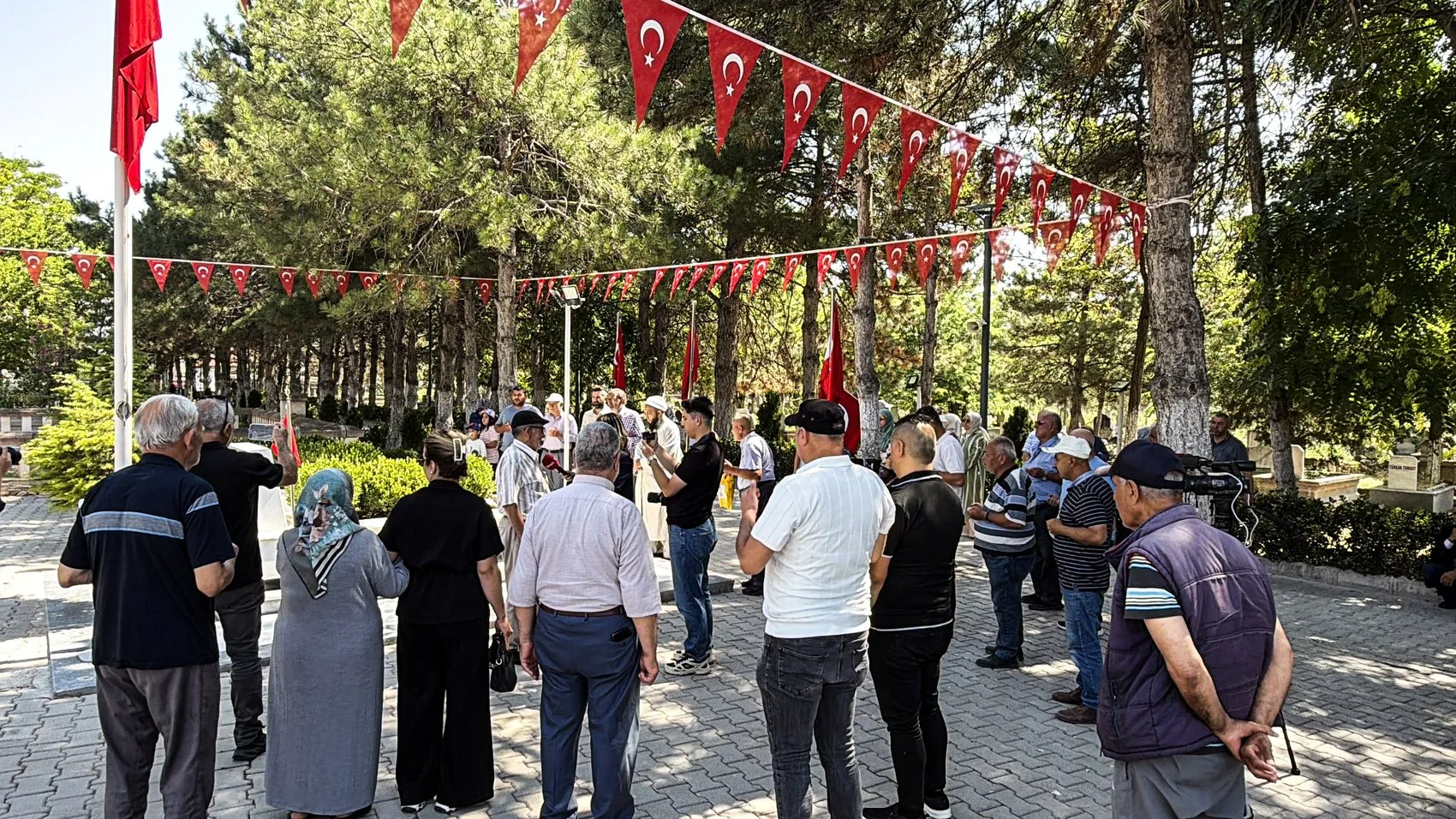 Ömer Halisdemir onuncu yılında kabri başında anılıyor