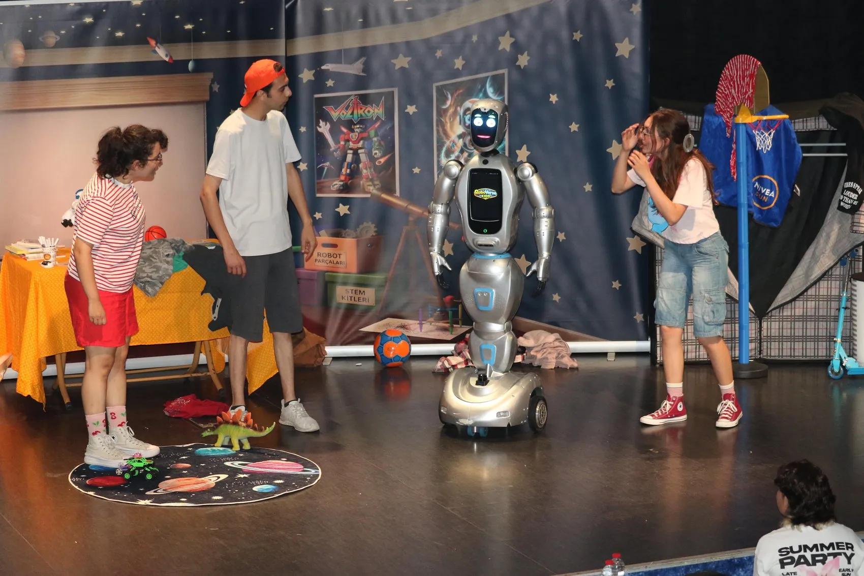 Antalya sahnesinde bir ilk İnsansı robot tiyatro oyuncusu oldu