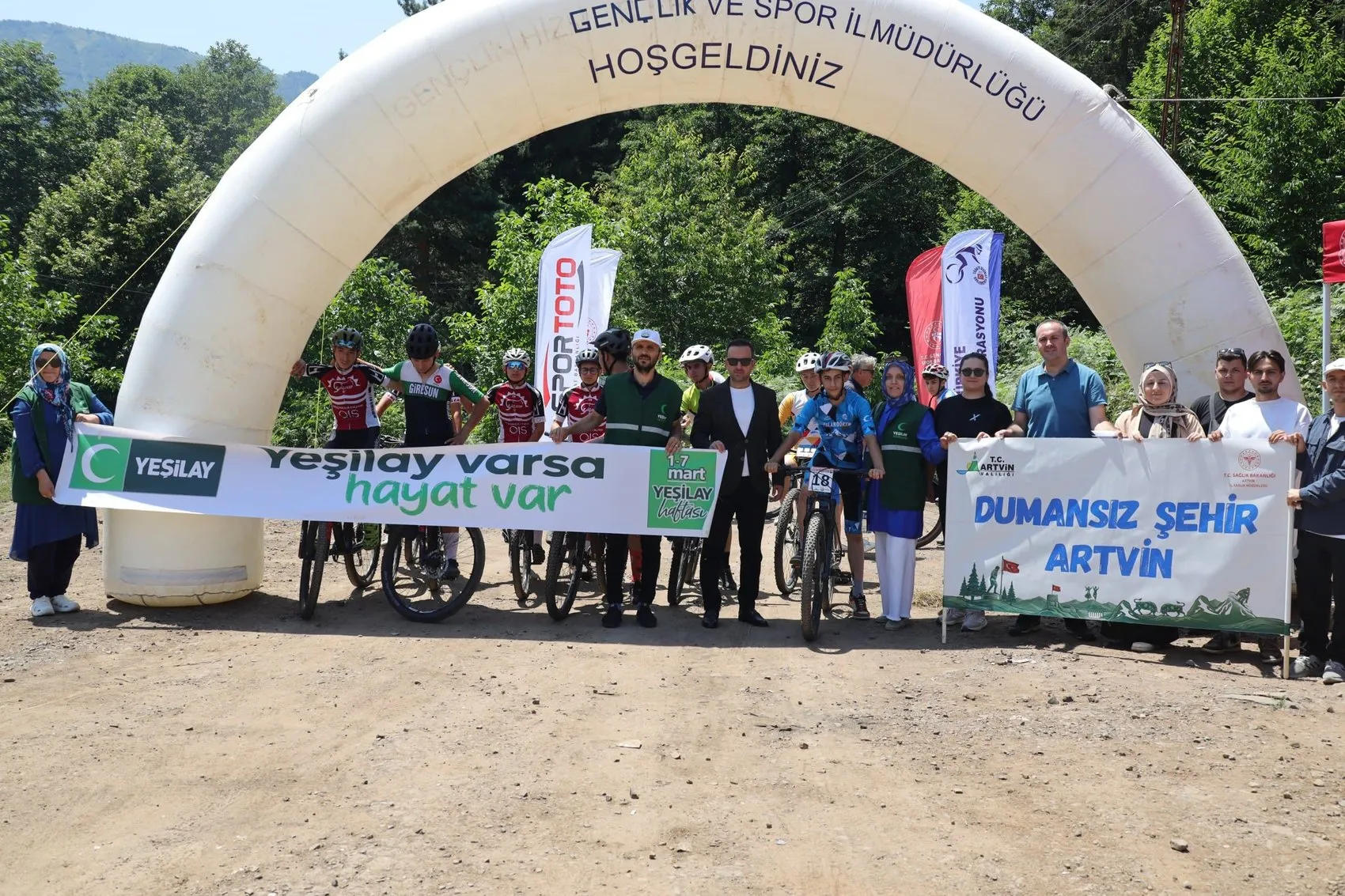 Artvin’in dik yamaçlarında 41 sporcu pedal çevirdi