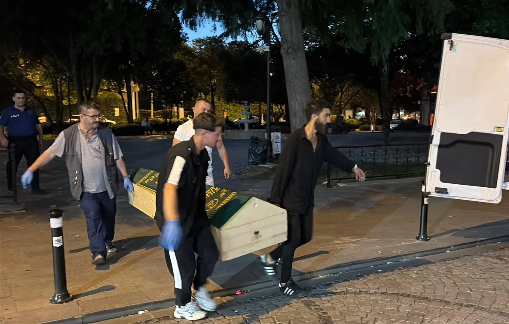 Çorlu'da bir kişi bankta hareketsiz bulundu