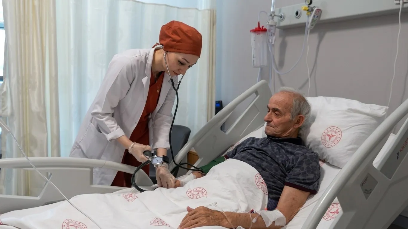 83 yaşındaki şehit babasına bıçaksız kalp ameliyatı