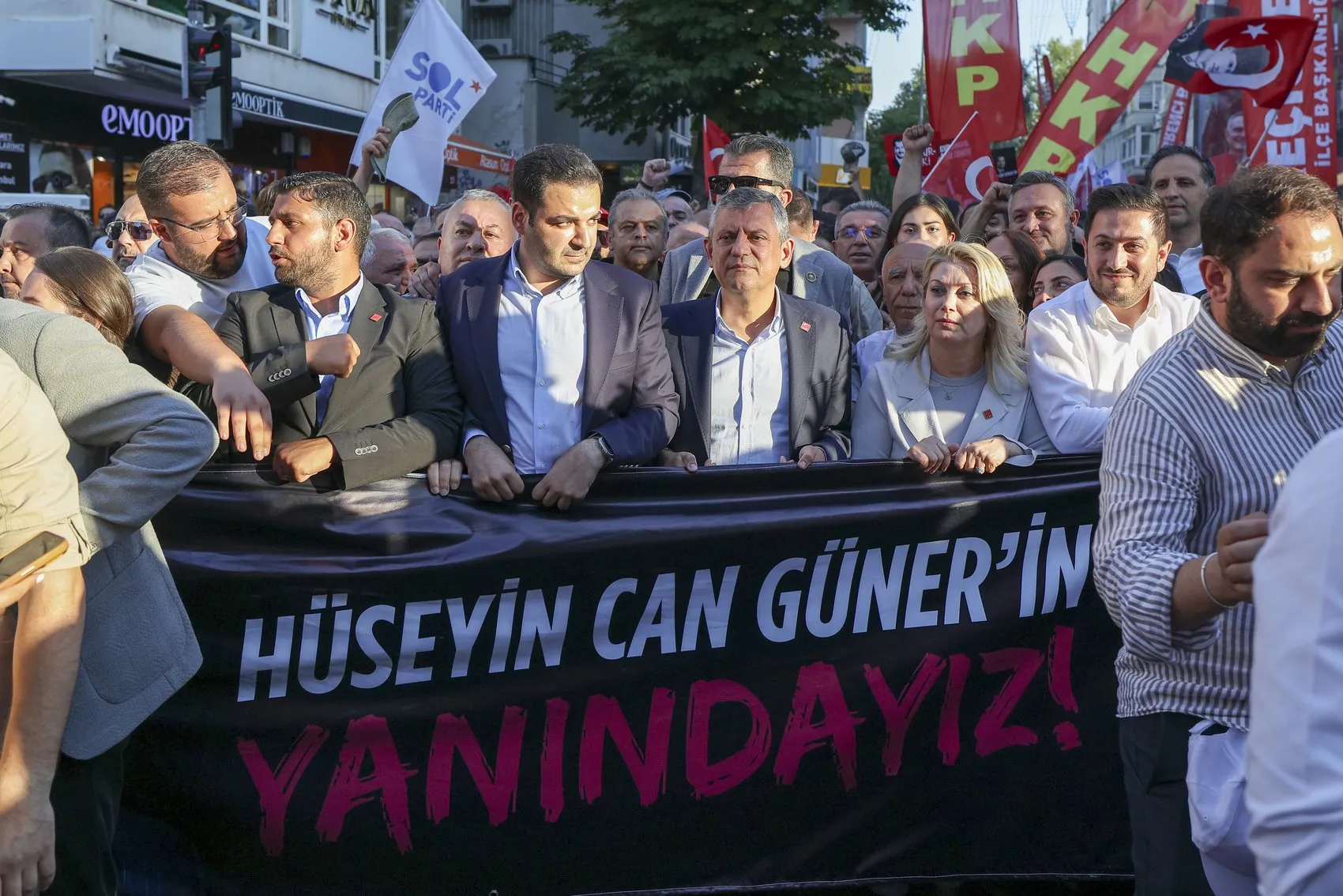 Özgür Özelden çocukların siyasete alet edilmesine sert tepki