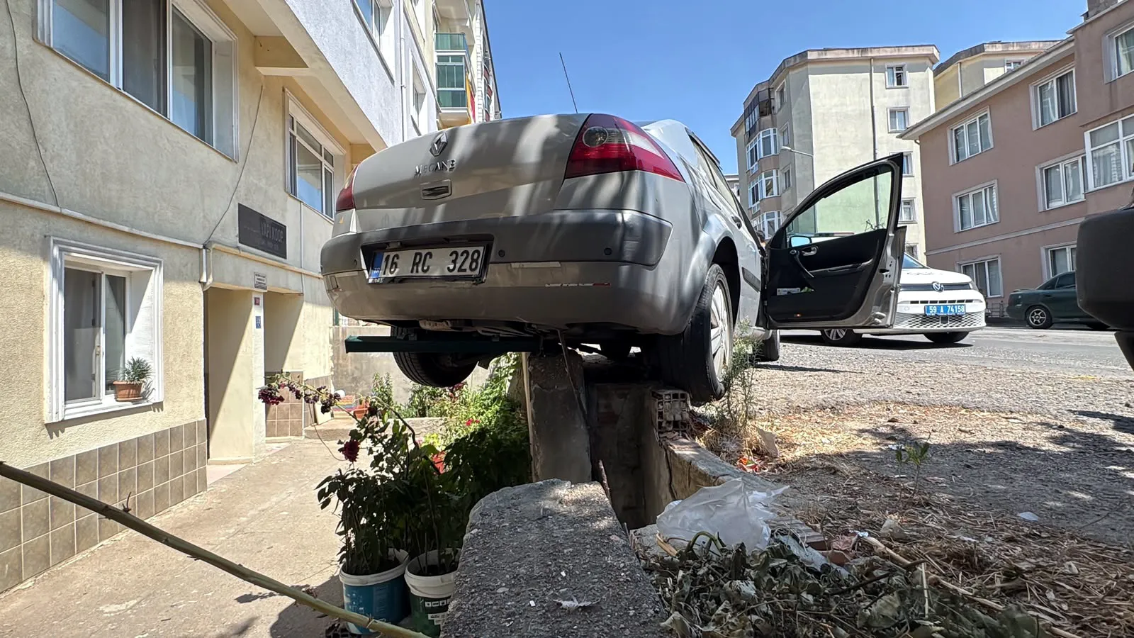 Çorlu'da kendi kendine harekete geçen otomobil duvarda asılı kaldı