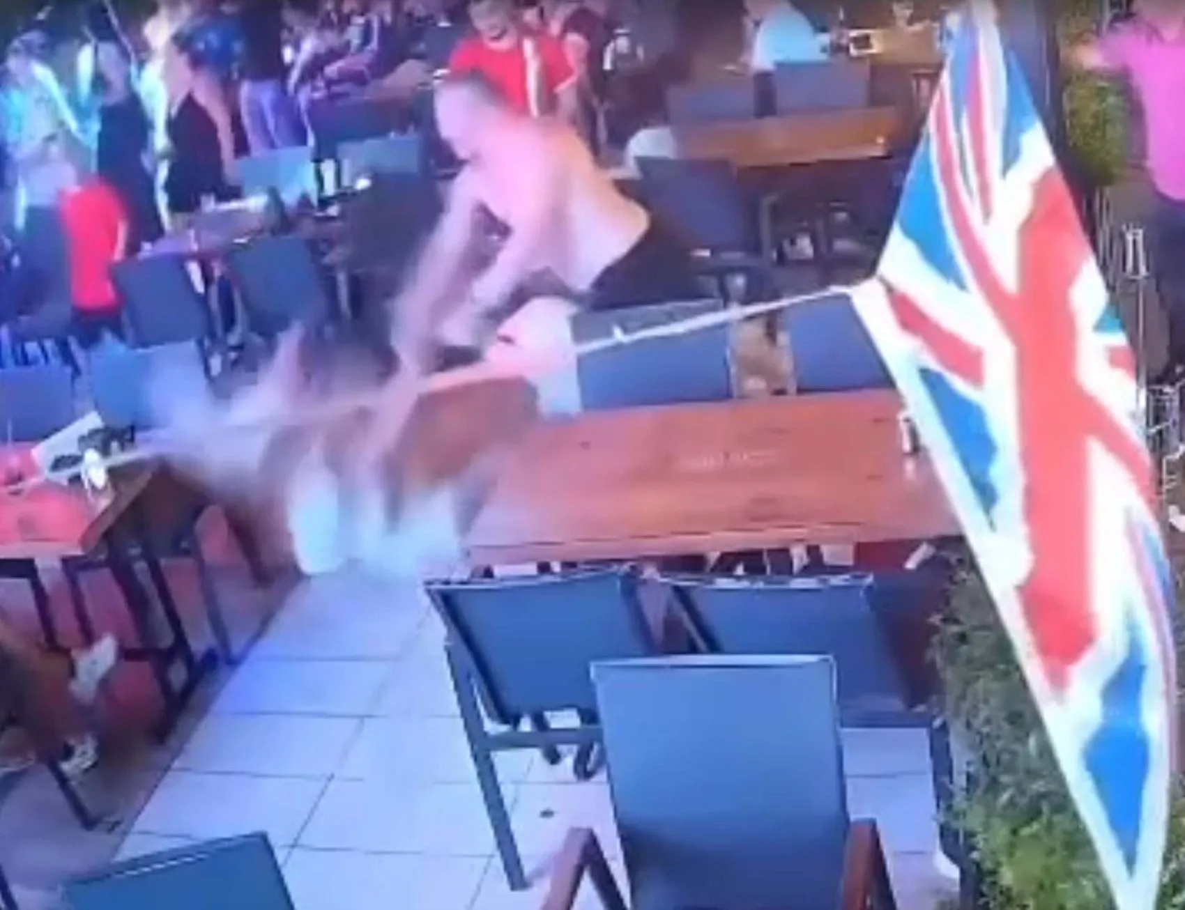Marmaris tatilinde restoranda şiddet anları kameraya yansıdı