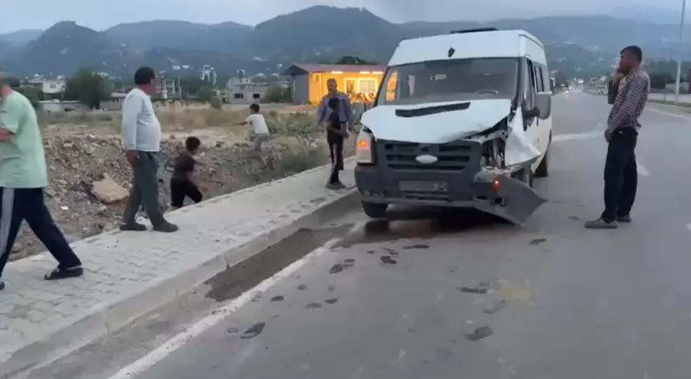 Düziçi’nde aniden yola fırlayan ata minibüs çarptı