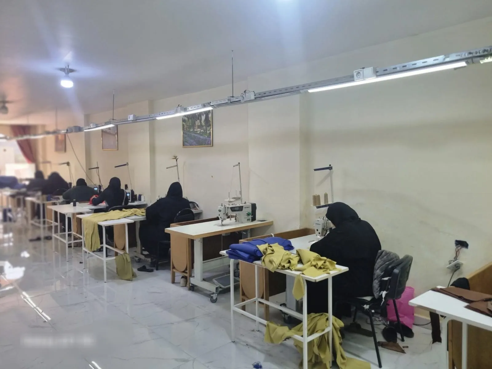 Suriyeli kadınlar Azez’de kendi kıyafetlerini dikiyor