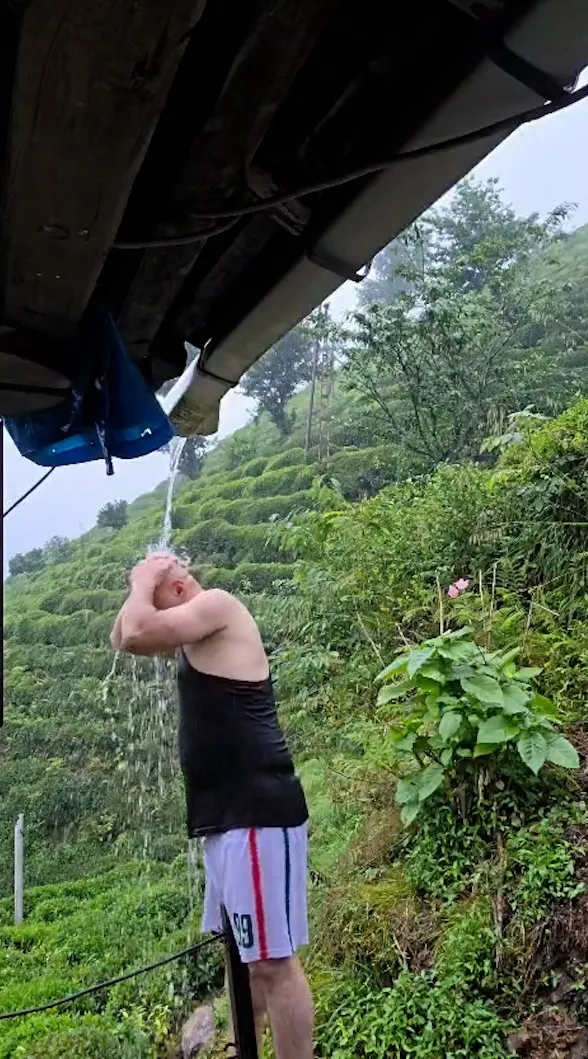 Rize'de denize girmek yasaklanınca çatıdan akan yağmurla serinledi