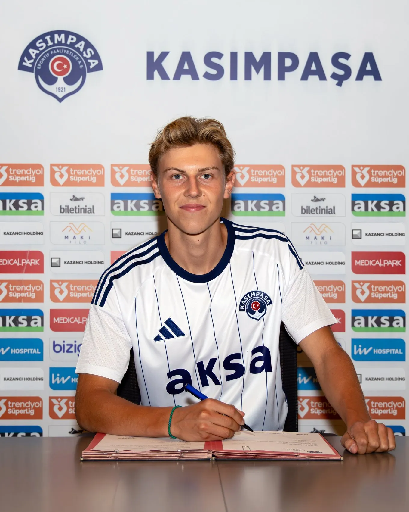 Kasımpaşa kadrosuna yeni bir sol bek ekledi