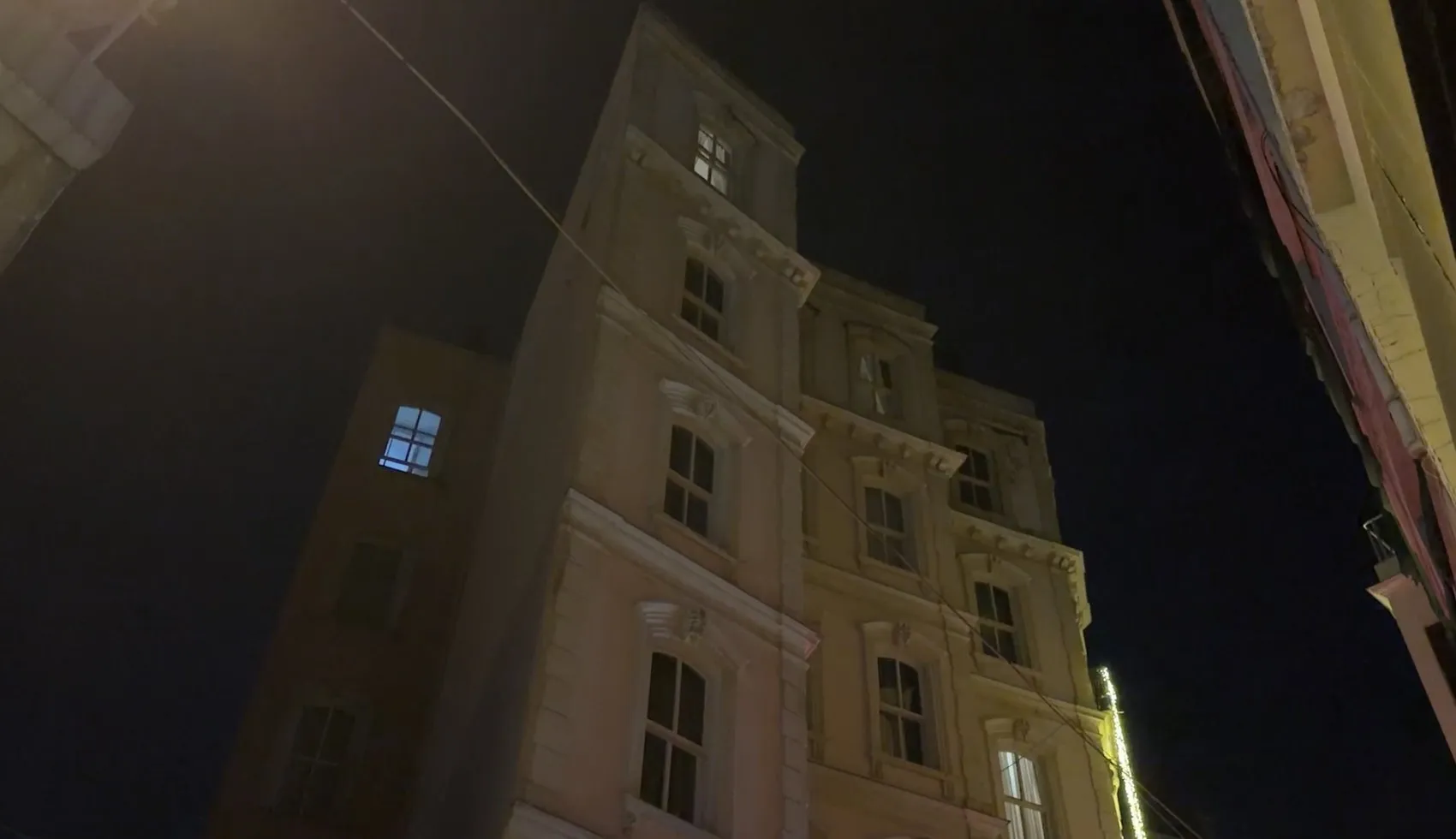 Galata'daki bir otelde genç aşçı terastan düşerek can verdi