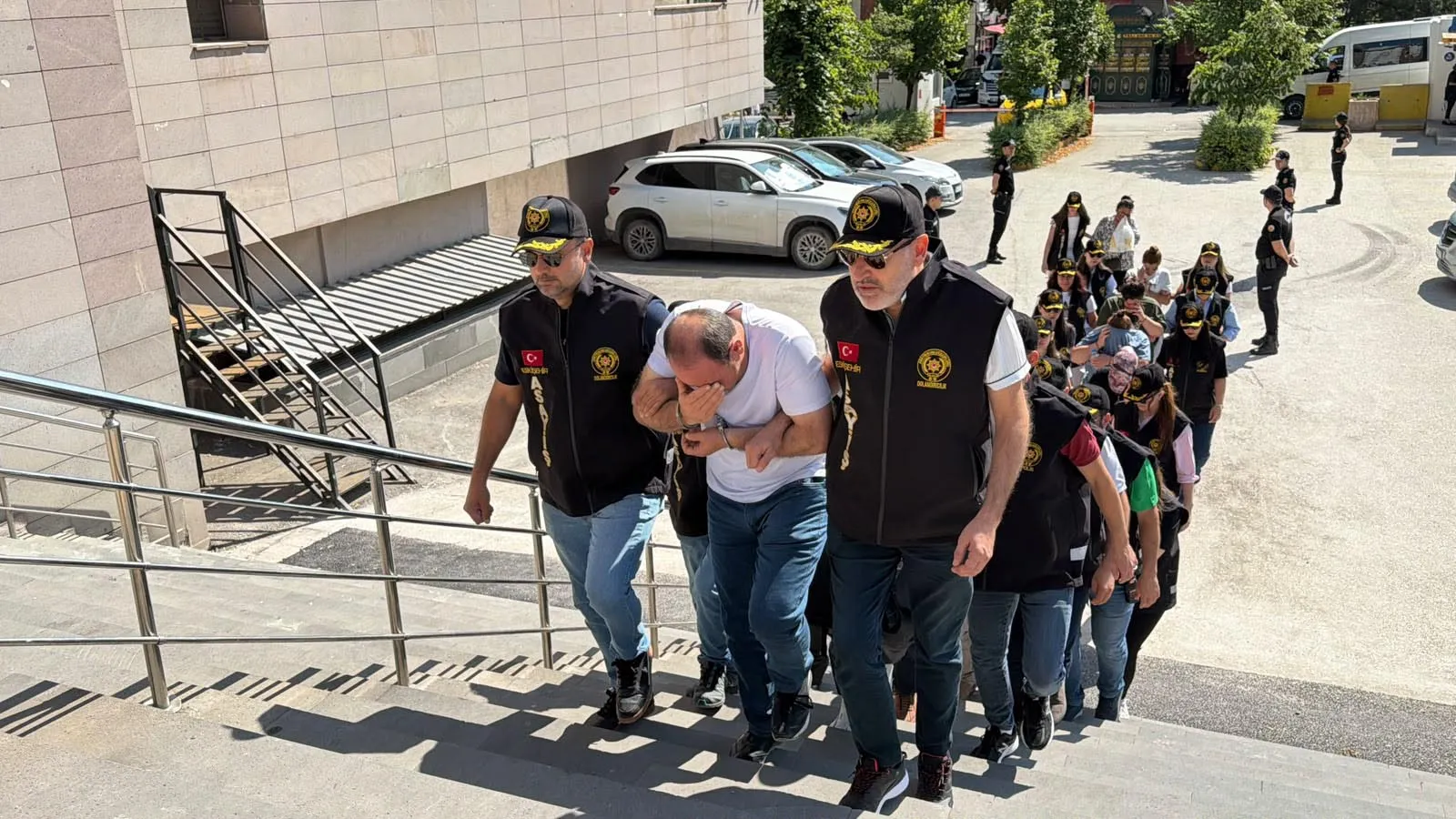 Yatırım vaadiyle milyonları çaldılar