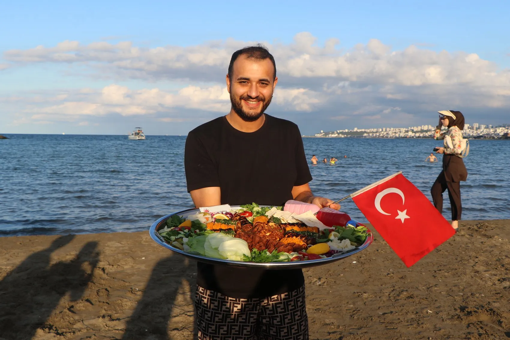 Samsun denizinde yüzen çiğköfte servisi