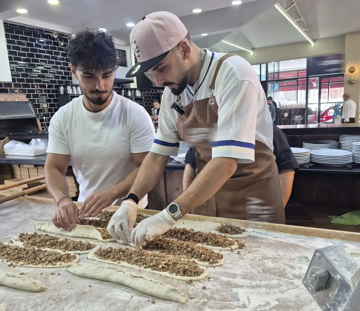 Sefo konser sonrası tezgahın başına geçti! Yaptığı pidedeki detay dikkat çekti 3
