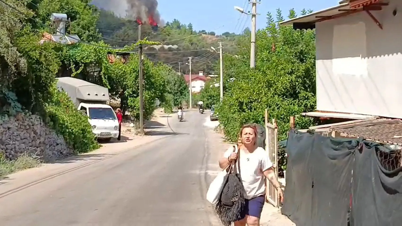 Kumluca'da orman yangını paniği Yazır Mahallesi boşaltılıyor