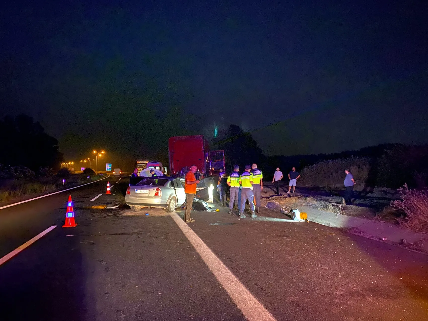 Adana'da otoyol faciası Emniyet şeridindeki TIR'a çarpan araçta iki kişi öldü