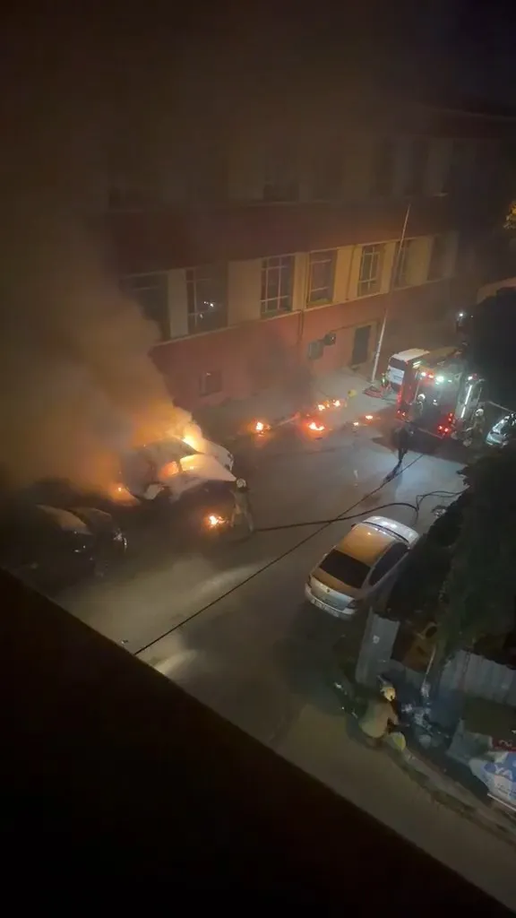 Fatih’te park halindeki otomobili ateşe verdi