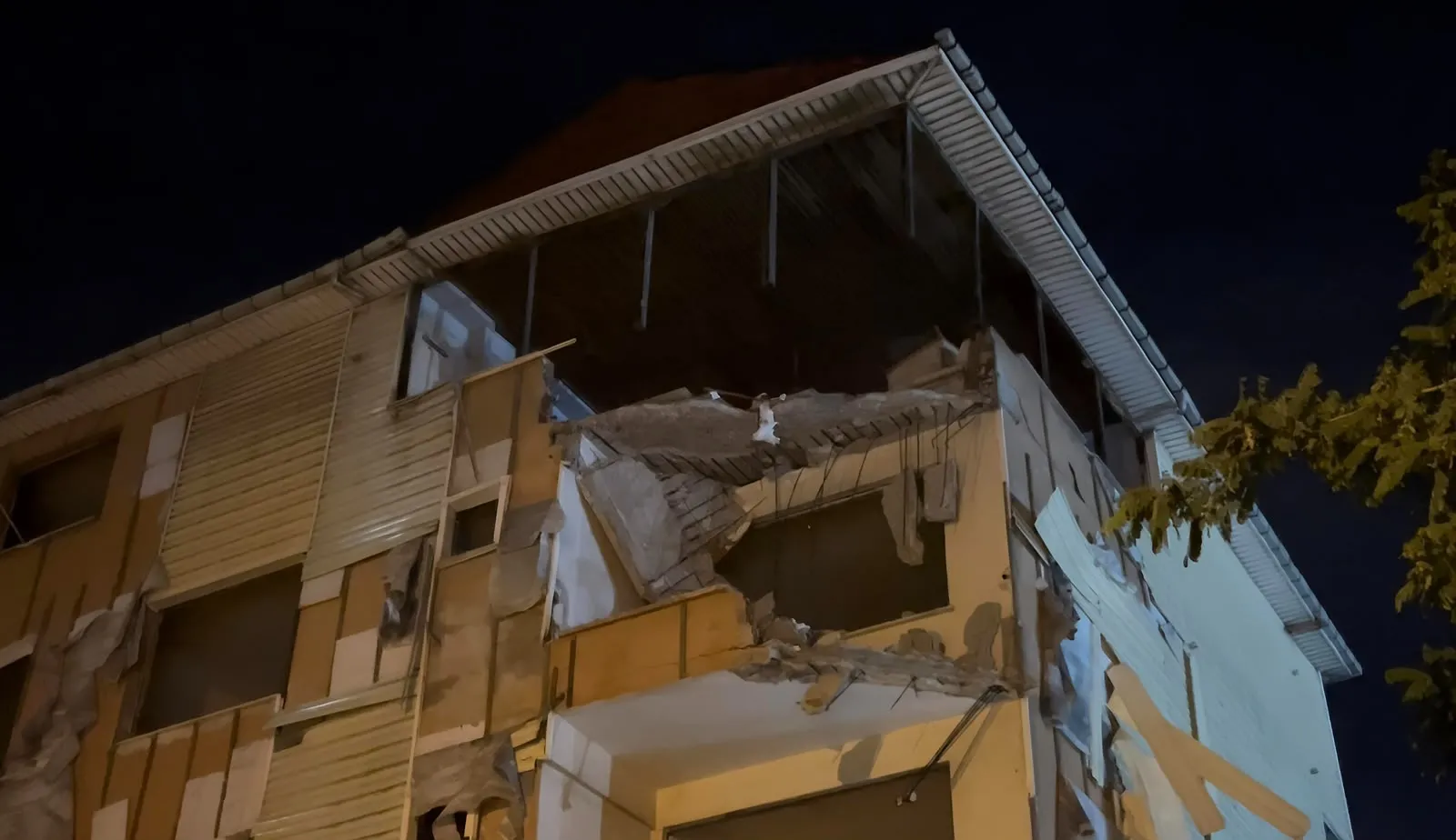 Kartal’da boşaltılan binadan gece yarısı beton parçaları döküldü