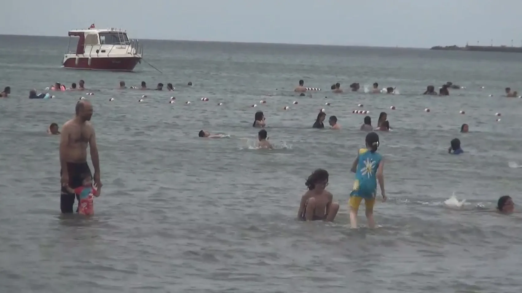 Silivri sahillerinde rüzgar ve dalgaya rağmen deniz keyfi