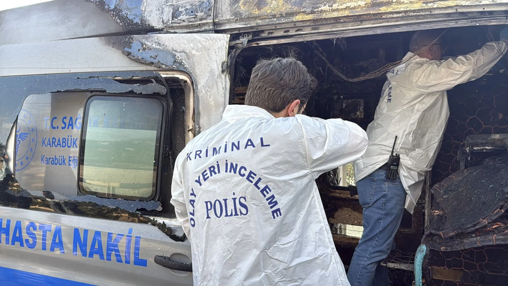 Karabük'te yanan hasta nakil aracından şoför hayat kurtardı