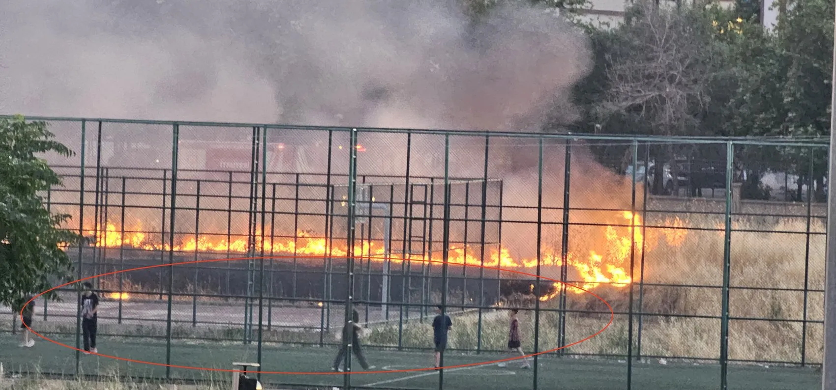 Diyarbakır'da yangın paniğine rağmen maçtan vazgeçmediler