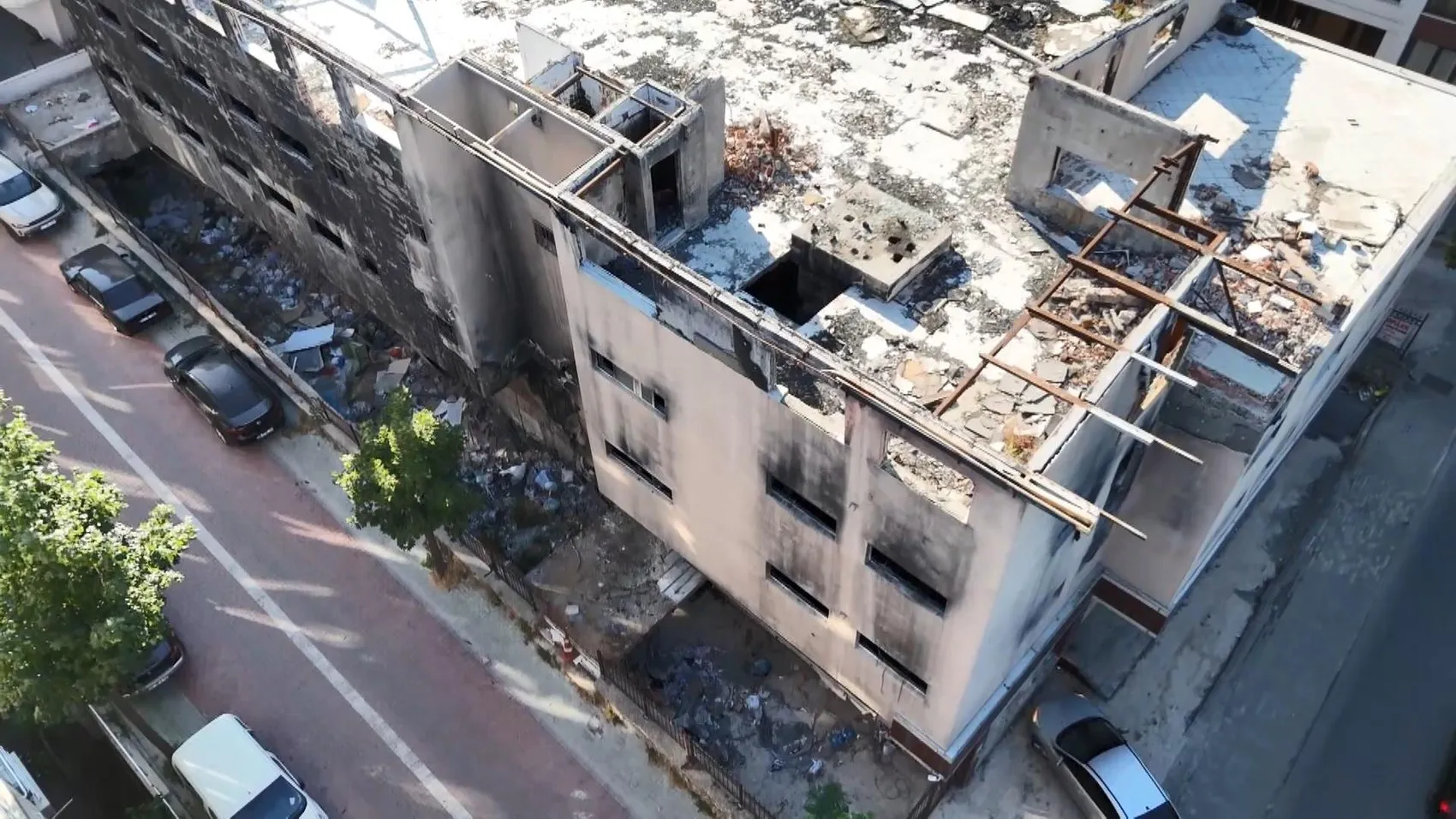 Avcılar'da yanan fabrika çürümeye terk edildi