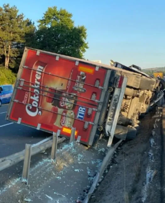 İnegöl girişinde TIR devrildi sürücü hastaneye kaldırıldı