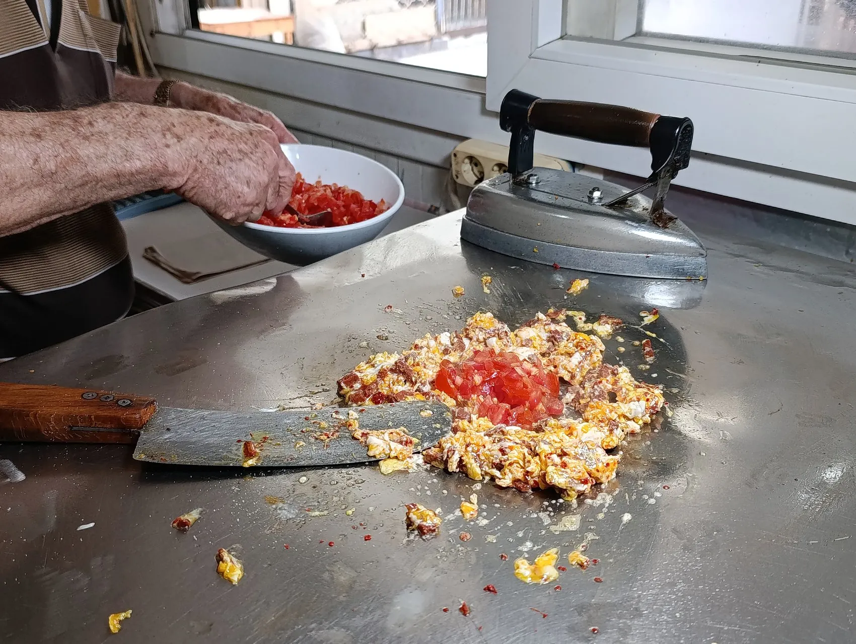 Adana'da yarım asırlık lezzet sırrı ütüyle gelen tost