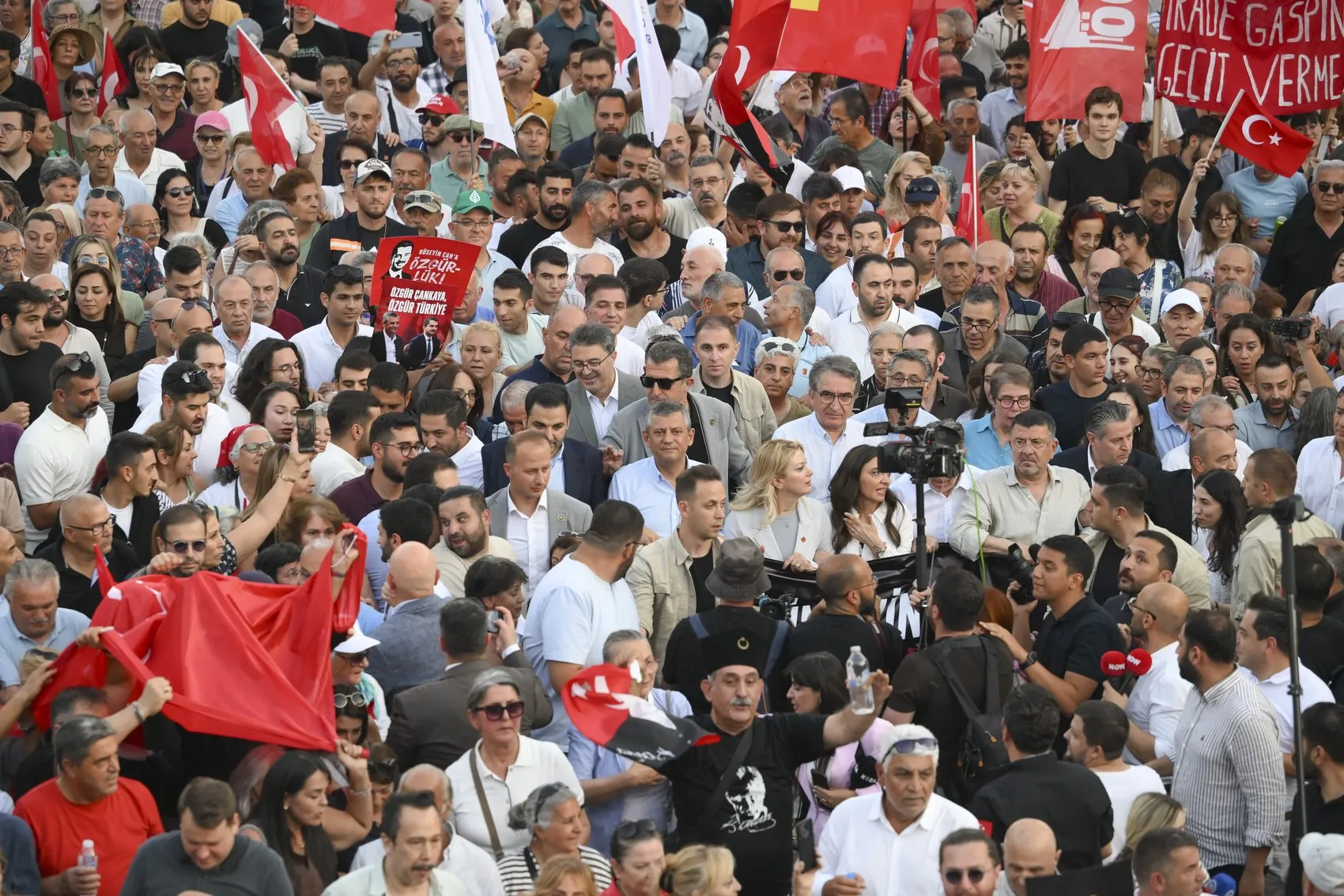 Özgür Özelden çocukların siyasete alet edilmesine sert tepki
