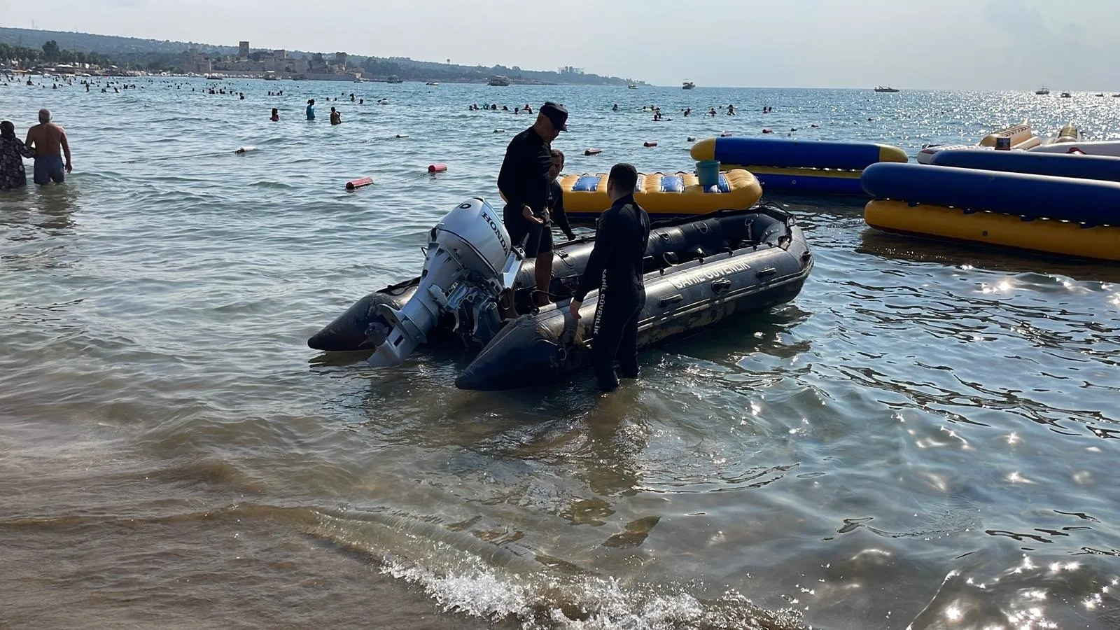 Denize girip kaybolduğu sanılan adam sahilde yürürken bulundu