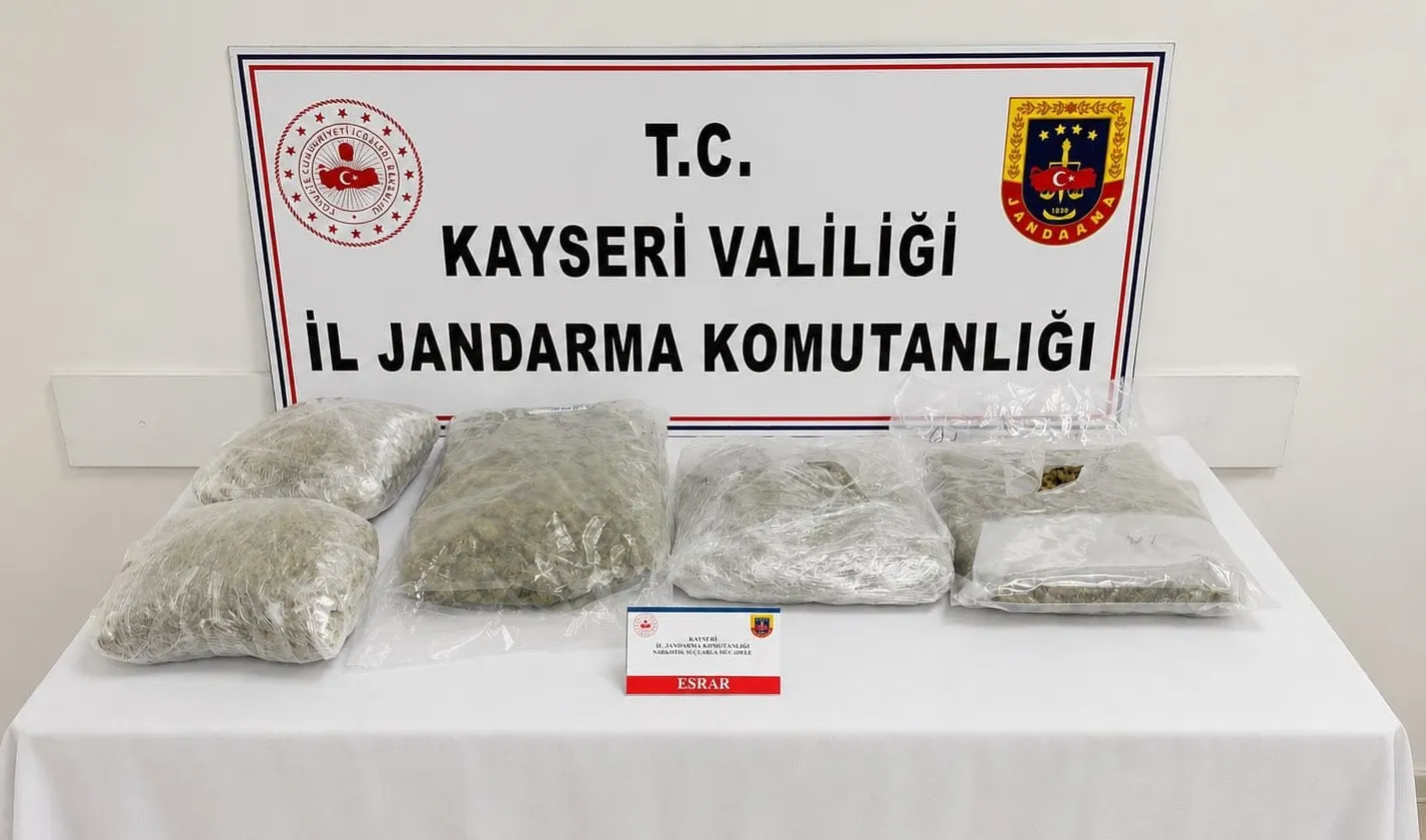 Kayseri'de jandarma şüpheli aracı durdurdu 5 kilo uyuşturucu çıktı