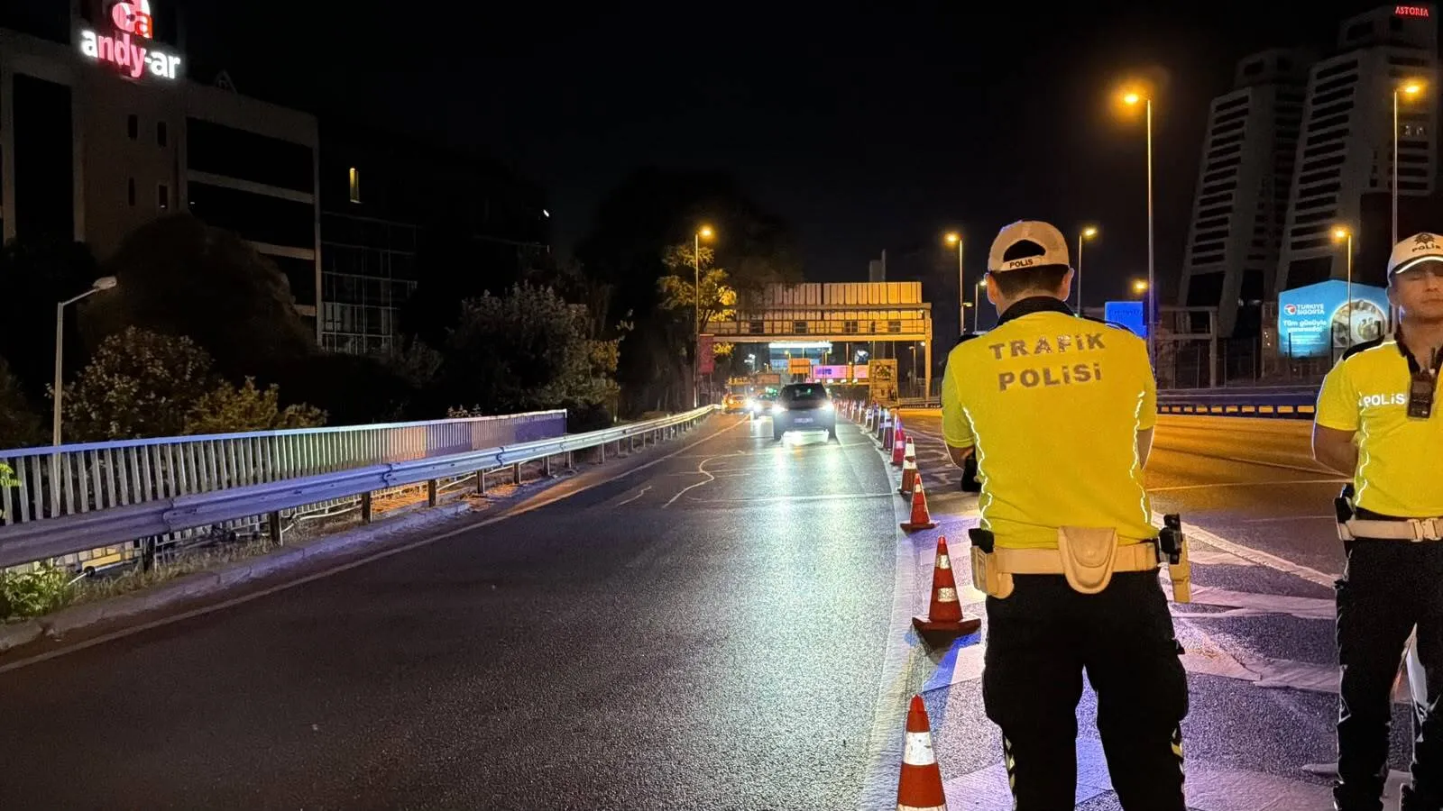 İstanbul trafiğinde pazar sabahı köprü ve yol mesaisi