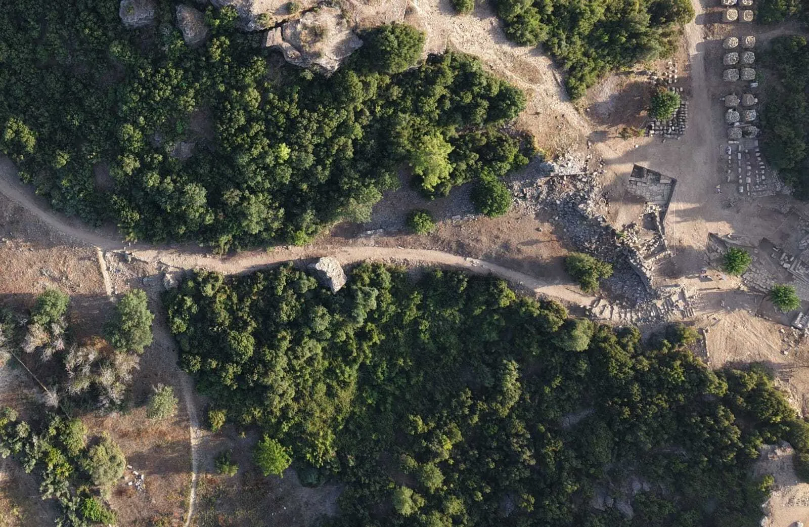 Aspendos'ta iki bin yıllık ticaret yolu ve dükkanlar bulundu