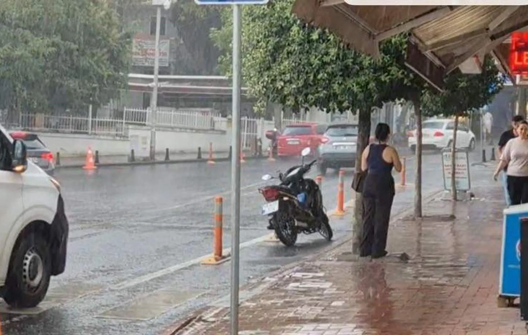 Tekirdağ'da aniden bastıran sağanak hayatı felç etti