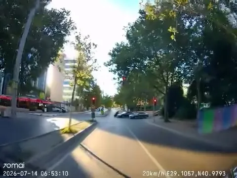 Ataşehir'de kırmızı ışıkta geçen motosikletli kaza yaptı