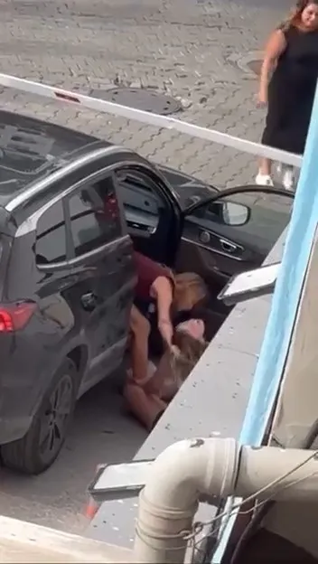Kadıköy rıhtımda iki kadının kavgası cep telefonuyla görüntülendi