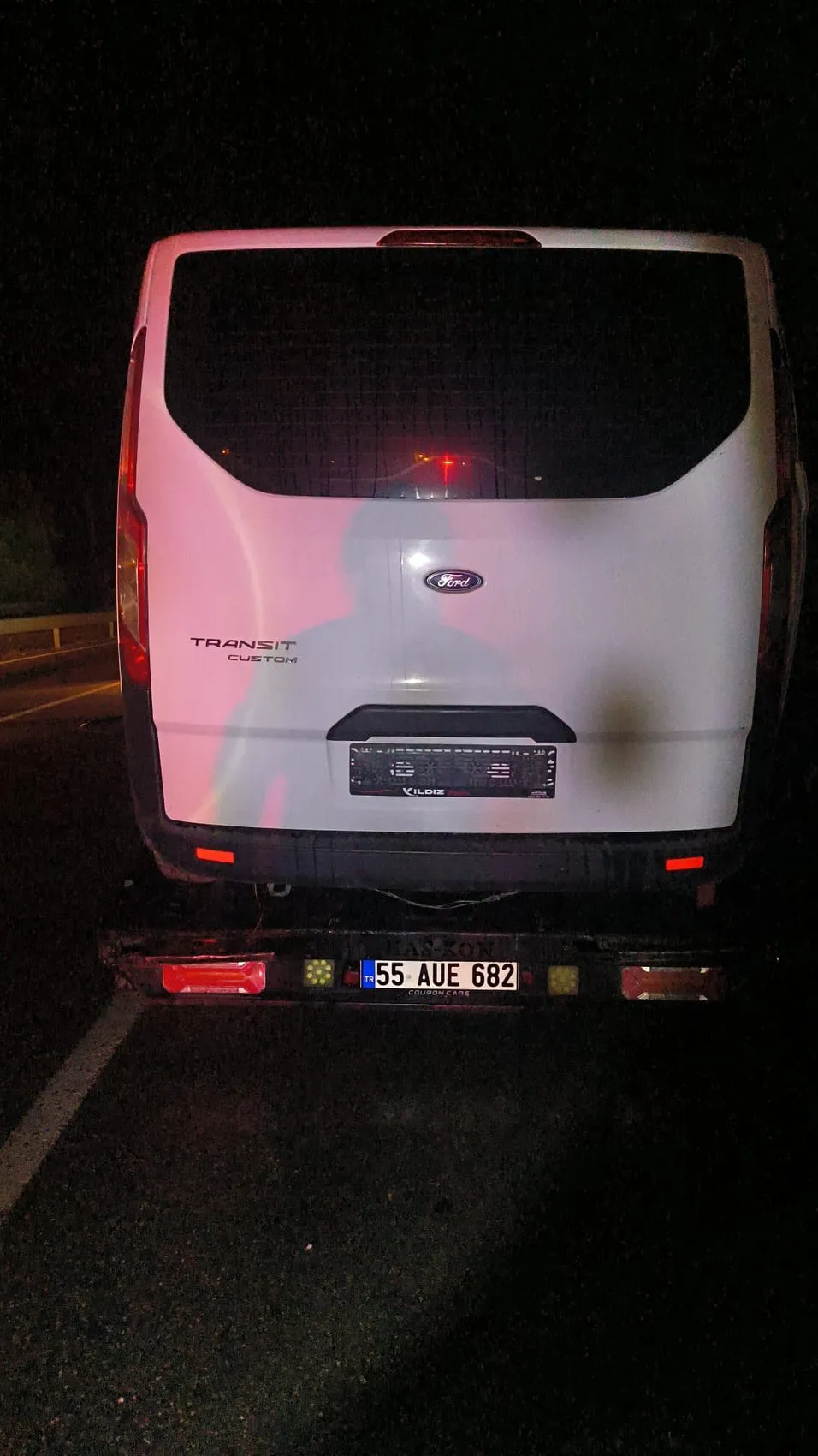 Samsun'da seyir halindeki çekici ve üzerindeki araç küle döndü