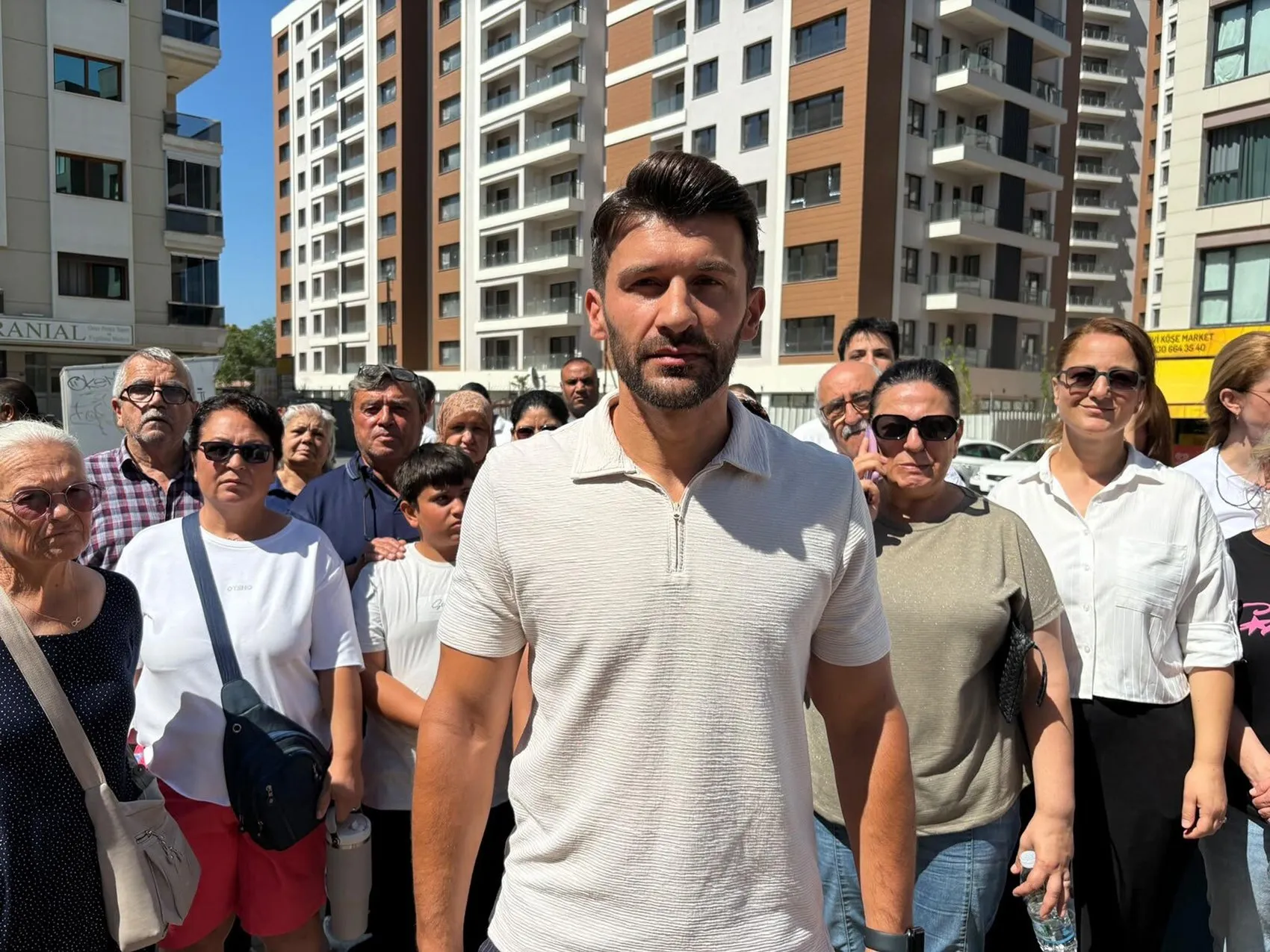 Örnekköy’de evlerini bekleyen hak sahipleri anahtar sallayarak eylem yaptı