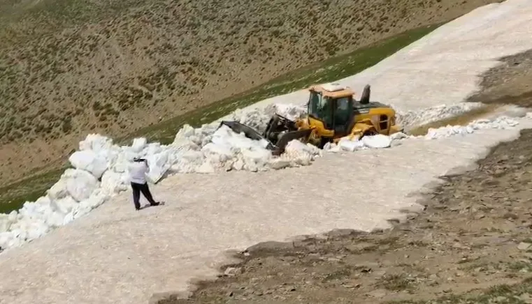 Bitlis dağlarında yaz ortası kar temizliği